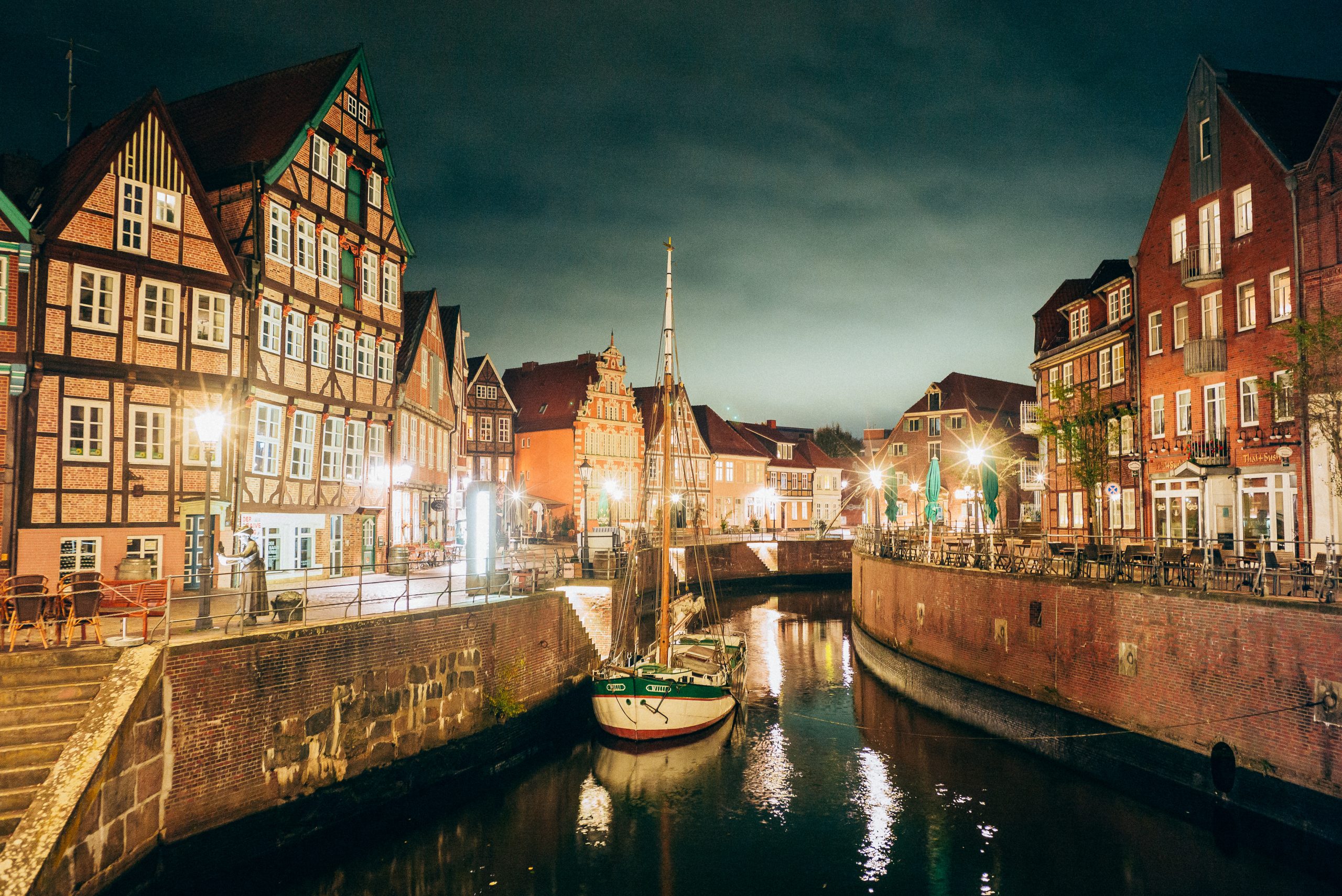 Hafen der Altstadt der Hansestadt Stade bei Nacht